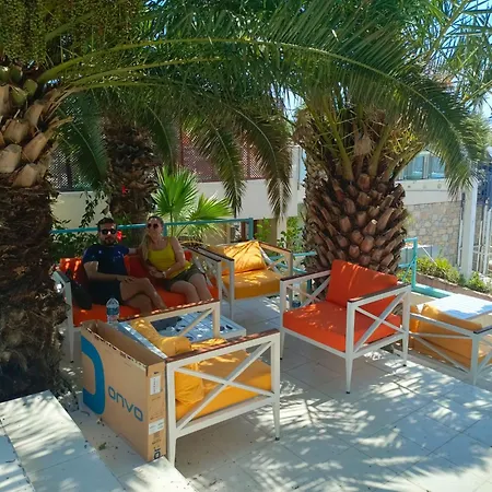 Mia Hill Hotel *