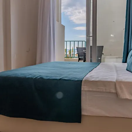 Mia Hill Hotel *