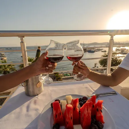 Mia Hill בודרום